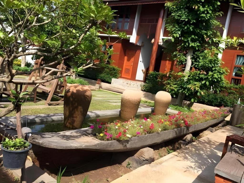 Huan Aumpron Resort Phrae Exterior foto