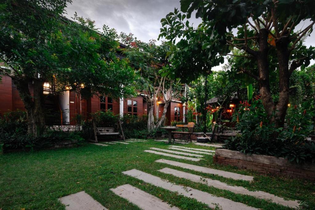 Huan Aumpron Resort Phrae Exterior foto