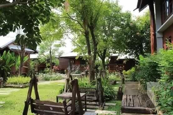 Huan Aumpron Resort Phrae Exterior foto